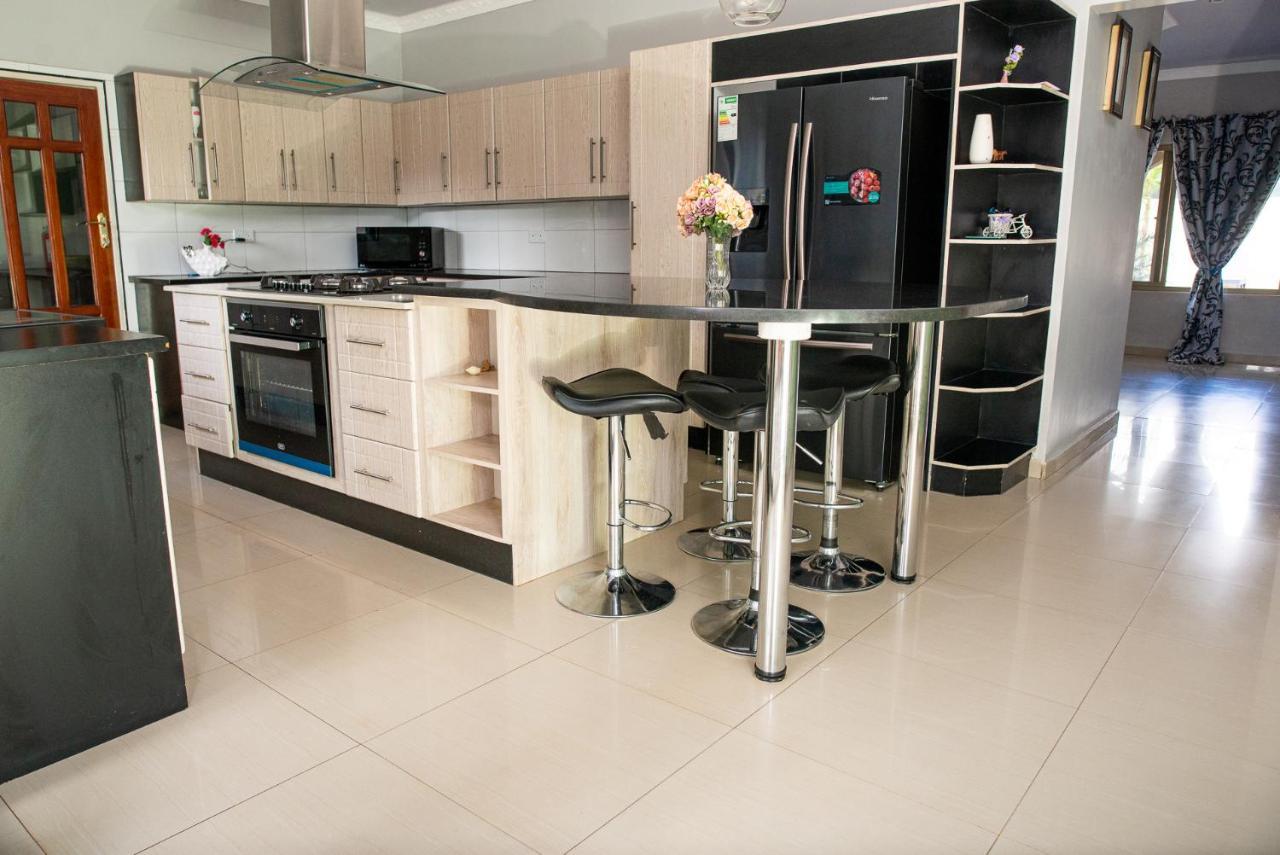 Emc Fully Furnished &Serviced Villas 4 Bedroom With Solar Power , Private Pool, Starlink Wifi ,Aircons & Dstv Lusaka Exterior foto